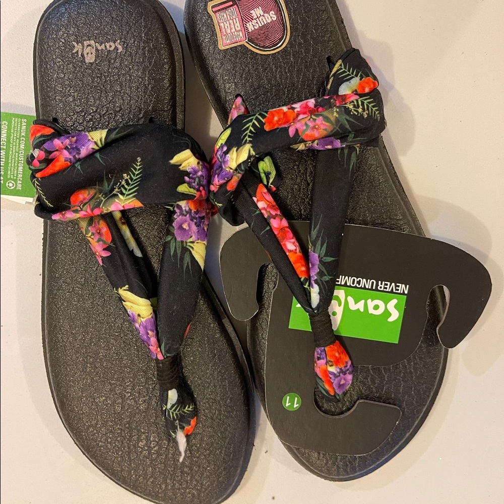Brand new Sanuk sandals size 11